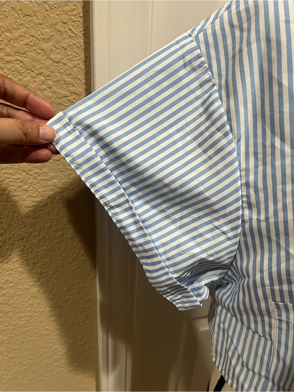 FASHION NOVA BLUE AND WHITE CROPPED BUTTON UP TOP - Picture 5 of 9